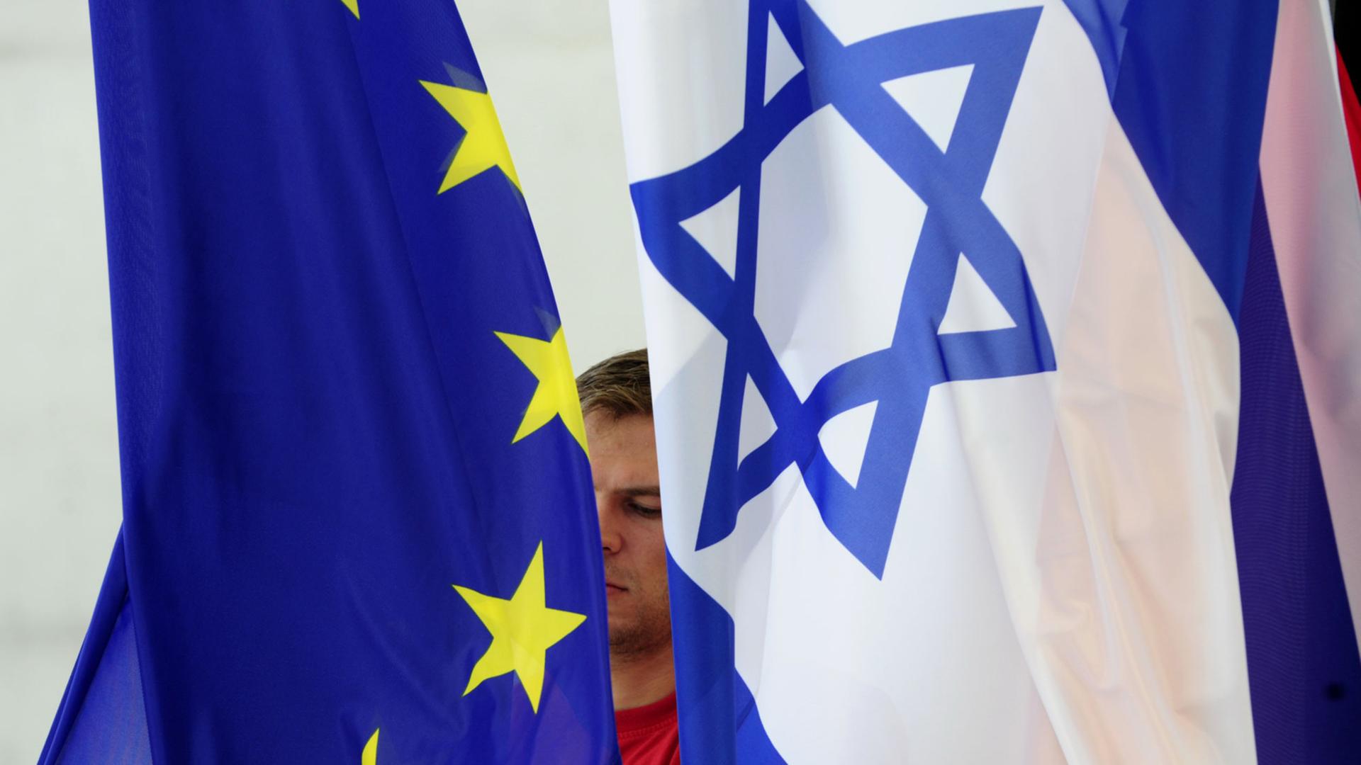 Die Flaggen der EU und Israels