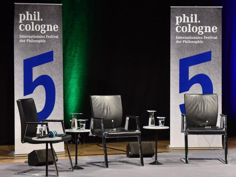 Stühle und Plakat auf der Bühne am 07.06.2017 in Köln auf der 5. phil.COLOGNE, das internationale Festival der Philosophie.