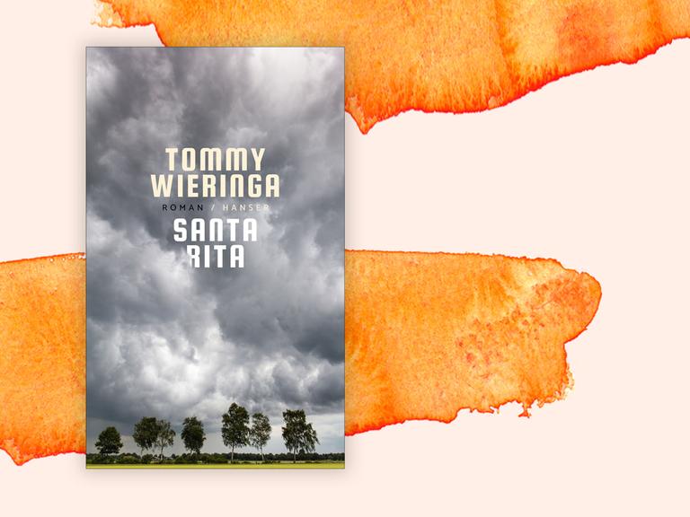 Das Cover von Tommy Wieringas Buch "Santa Rita" zeigt einen dunkel-bewölkten Himmel über Feldern und einzel stehenden Bäumen. Es ist auf einem orangenen Aquarell-Hintergrund abgebildet.