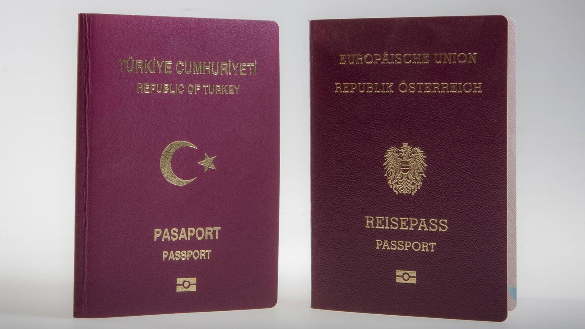 Ein türkischer und ein österreichischer Pass.