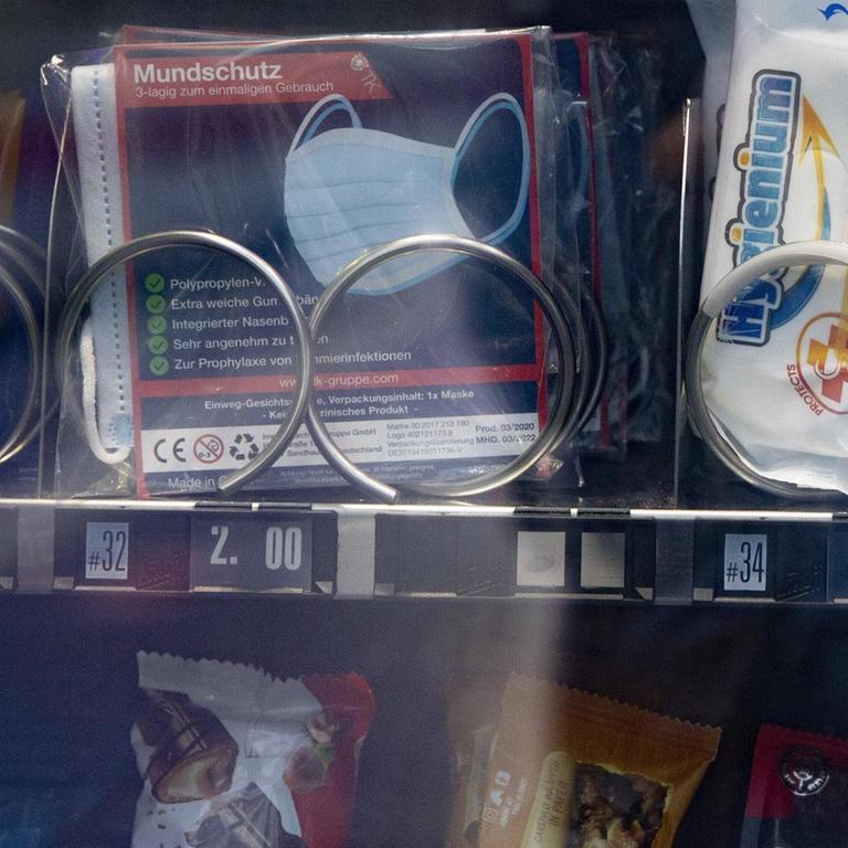 Ein Automat auf einem Gleis der Deutschen Bahn am Bahnhof ist neben Süßigkeiten und anderen Dingen auch mit Masken bestückt