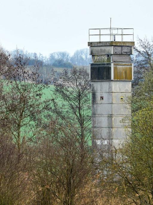 Grenzturm bei Milz in Thüringen auf dem früheren Todesstreifen, der heutigen Grenze zwischen Thüringen und Bayern. Knapp 1400 Kilometer zieht sich das "Grüne Band" auf der einstigen DDR-Staatsgrenze von der Ostsee bis ins Vogtland und erstreckt sich dabei über mehr als 100 verschiedene Biotoptypen.