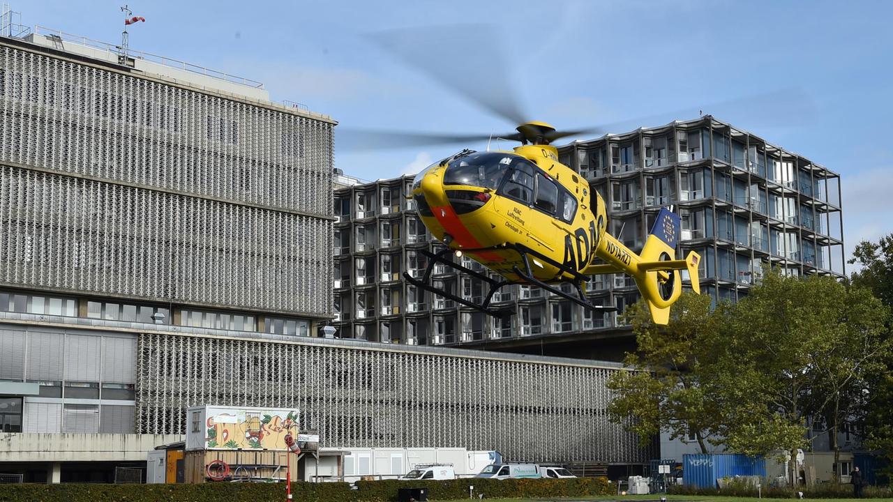 Der Hubschrauber "Christoph 31" landet auf dem Charité - Campus Benjamin Franklin in Berlin. 