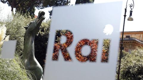 Das Pferd, das Symbol des italienischen Rundfunksenders RAI, mit einem Schild und dem Schriftzug Rai.