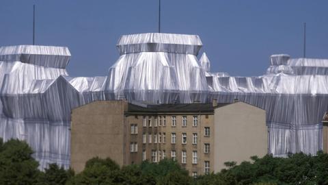 Das Künstlerpaar Christo und Jeanne-Claude hat den Berliner Reichstag im Jahr 1995 für 14 Tage verhüllt.