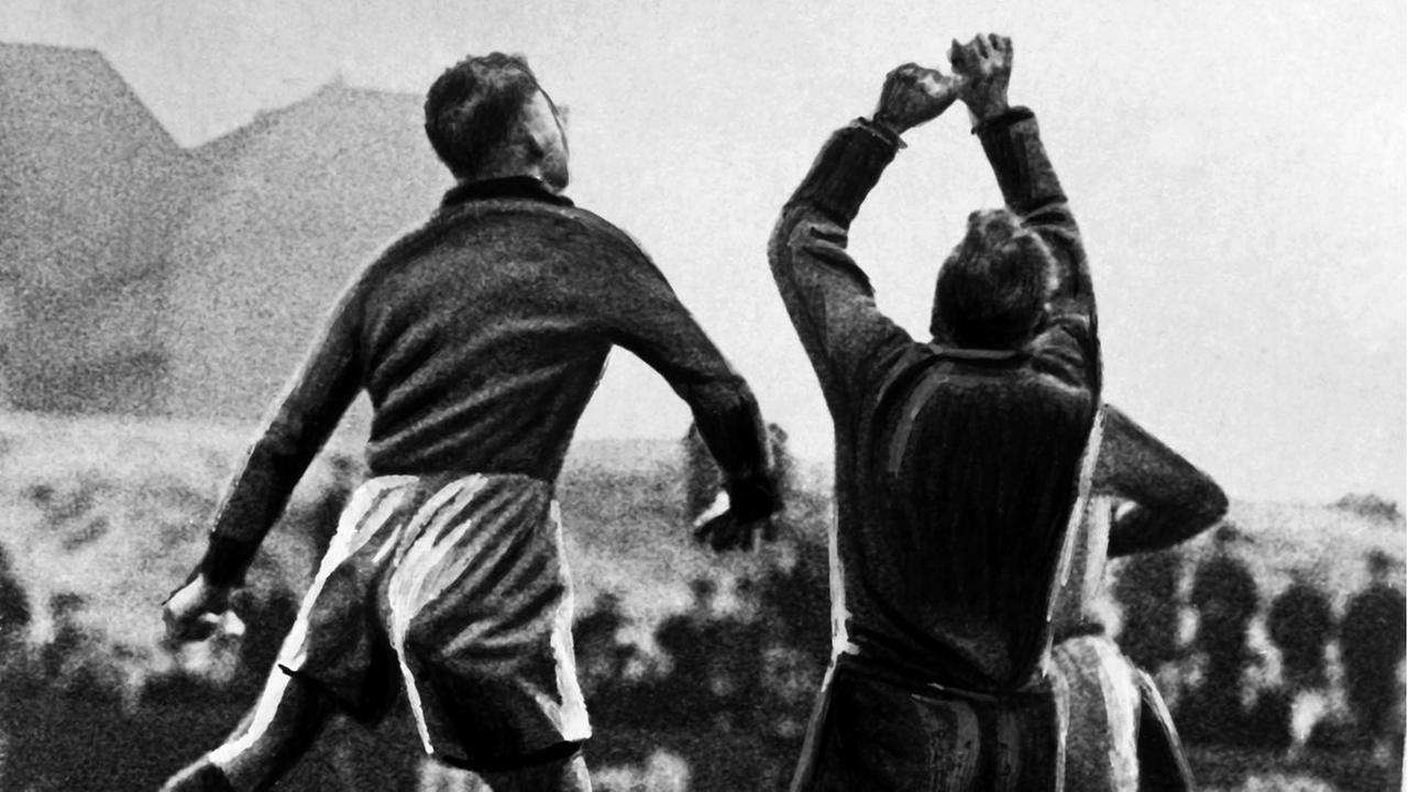 Das undatierte Foto zeigt einen Torwart beim Wegfausten eines Eckballs während eines Fußballspiels in den zwanziger Jahren.