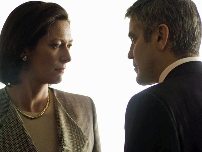 Tilda Swinton als Juristin Karen Crowder und George Clooney in der Rolle des Titelhelden im Thriller "Michael Clayton" von Tony Gilroy