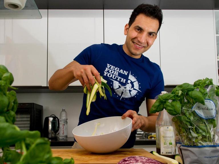 Attila Hildmann, Autor mehrerer veganer Kochbücher, kocht am 19.02.2014 in seiner Küche in Berlin.