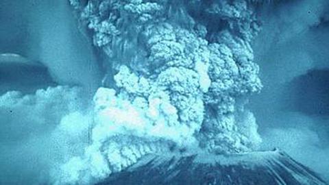 Ein katastrophaler Ausbruch riß 1980 die Spitze des Vulkans Mount St. Helens weg.