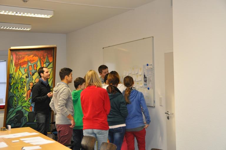 Schülerinnen und Schüler arbeiten mit dem Lyriker Max Czollek im Rahmen einer lyrix-Schreibwerkstatt im Kreismuseum Wewelsburg