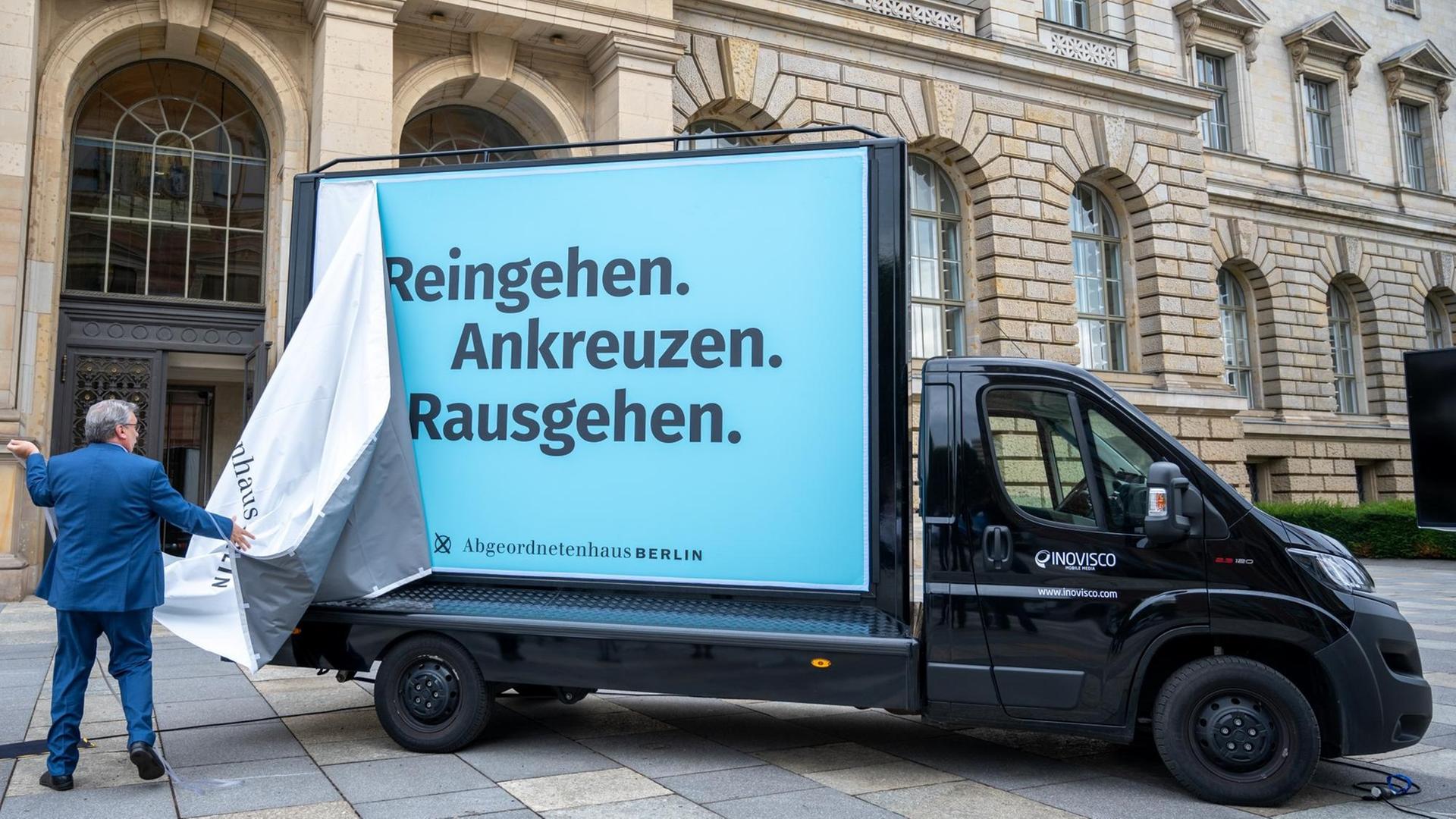 Ralf Wieland (SPD), Präsident des Abgeordnetenhauses von Berlin, enthüllt bei einer Pressekonferenz zur Wahlmobilisierungskampagne für die Wahl zum Berliner Abgeordnetenhaus ein Plakat mit der Aufschrift „Reingehen. Ankreuzen. Rausgehen.“ auf einem Auto.