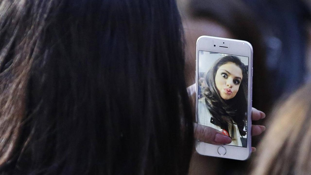 Selena Gomez macht ein Selfie
