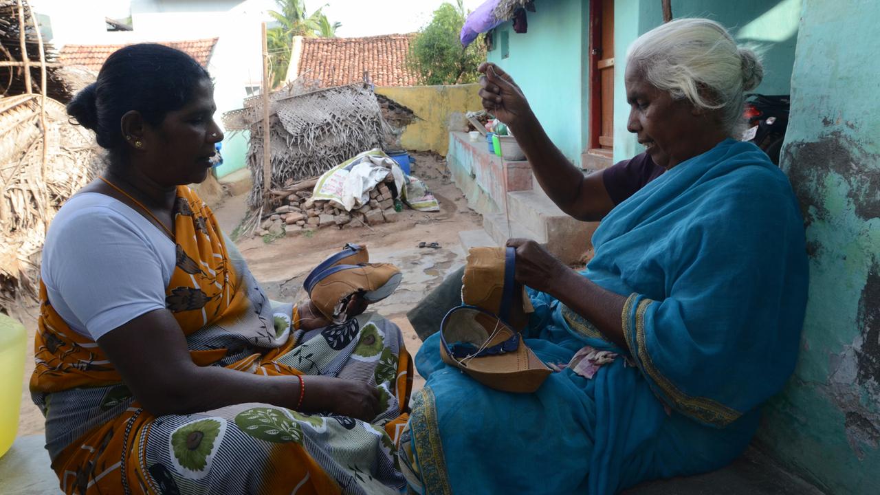 Die ehemalige Heimarbeiterin Regina mit ihrer Nachbarin, die immer noch Schuhoberteile für zehn Rupien das Paar näht