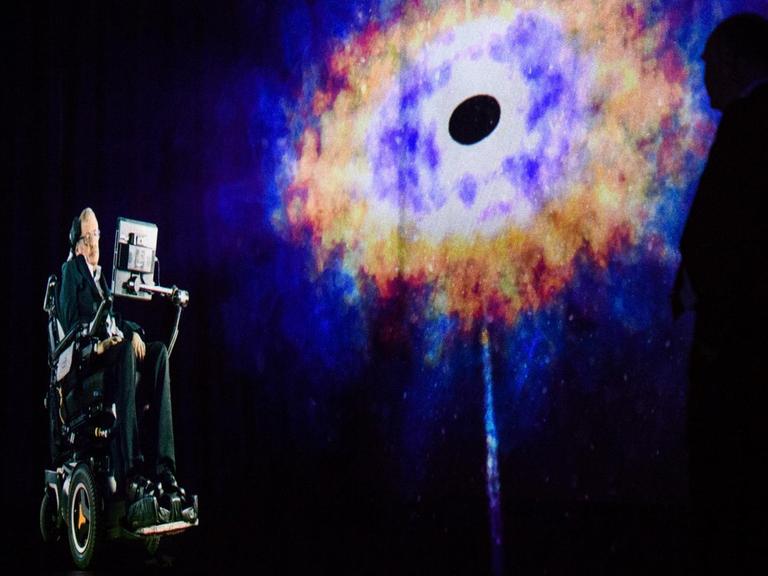 Der weltberühmte Physiker Stephen Hawking spricht zu einem Publikum in Hong Kong per Hologramm von seinem Büro in Cambridge, England aus.