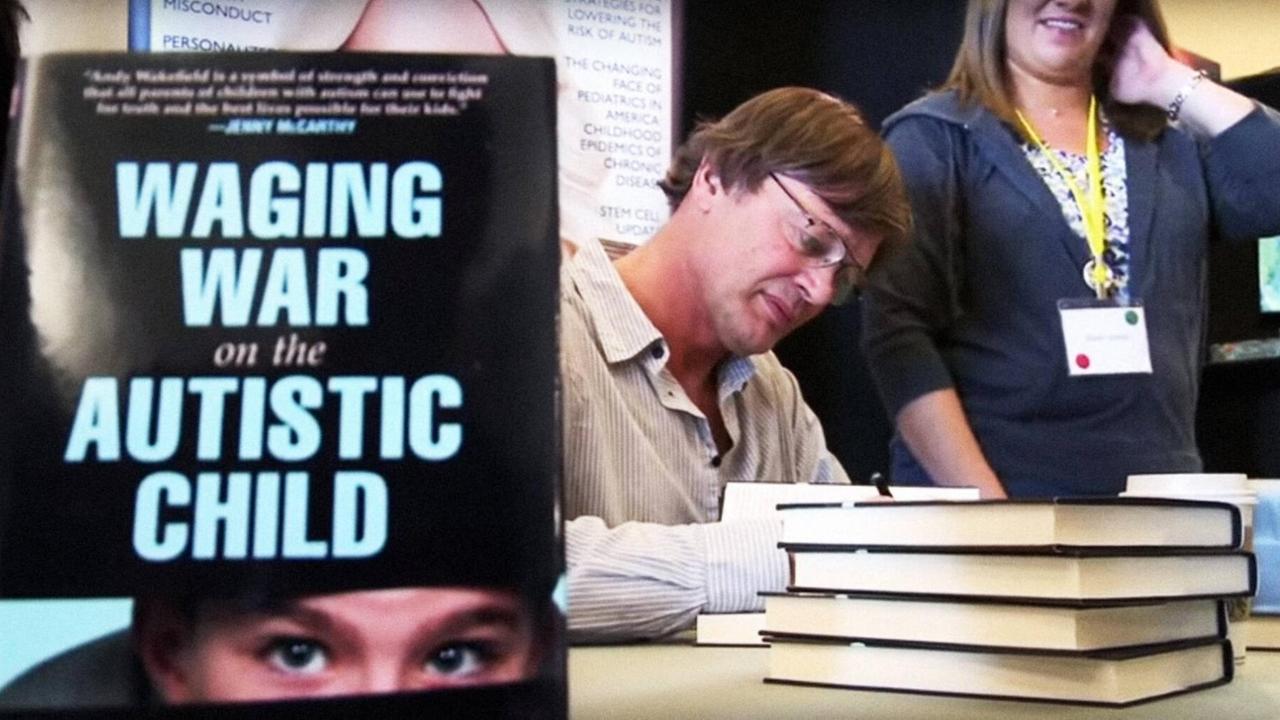 Andrew Wakefield unterzeichnet Bücher