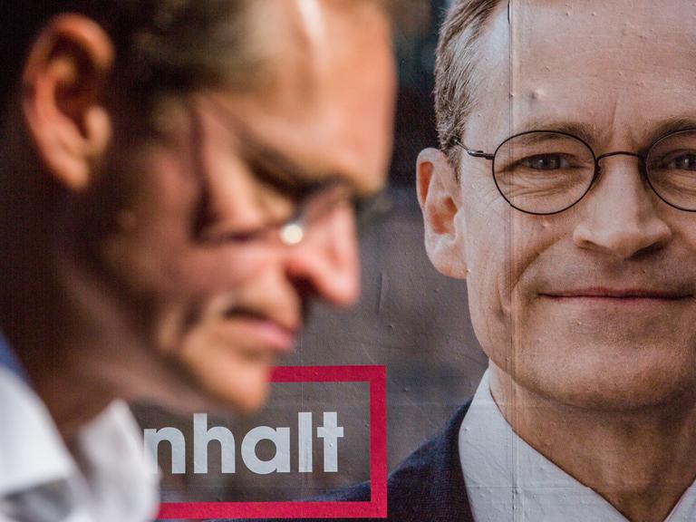 Ein Porträt von Berlins Regierendem Bürgermeister Müller vor einem Wahlplakat der SPD