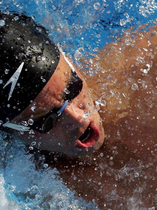 Der US-amerikanische Schwimmer Randall Bal in Aktion am 17.06.2007 über 100 Meter Rücken beim Golden Bear Meeting in Zagreb, Kroatien. Er gewann den Wettkampf über diese Distanz.