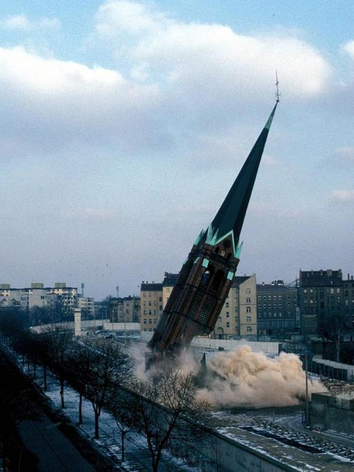 Die Versöhnungskirche wurde am 28. Januar 1985 gesprengt. Damals hieß es "gemäß Maßnahmeplan für die Erhöhung von Sicherheit, Ordnung und Sauberkeit an der Staatsgrenze zu Berlin-West".