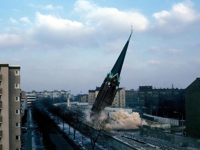 Die Versöhnungskirche wurde am 28. Januar 1985 gesprengt. Damals hieß es "gemäß Maßnahmeplan für die Erhöhung von Sicherheit, Ordnung und Sauberkeit an der Staatsgrenze zu Berlin-West".