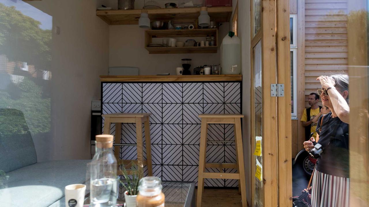 Besucher schauen sich am 20.07.2017 im Bauhaus Campus in Berlin das Tiny Haus "Cafe Grundeinkommen" an. 