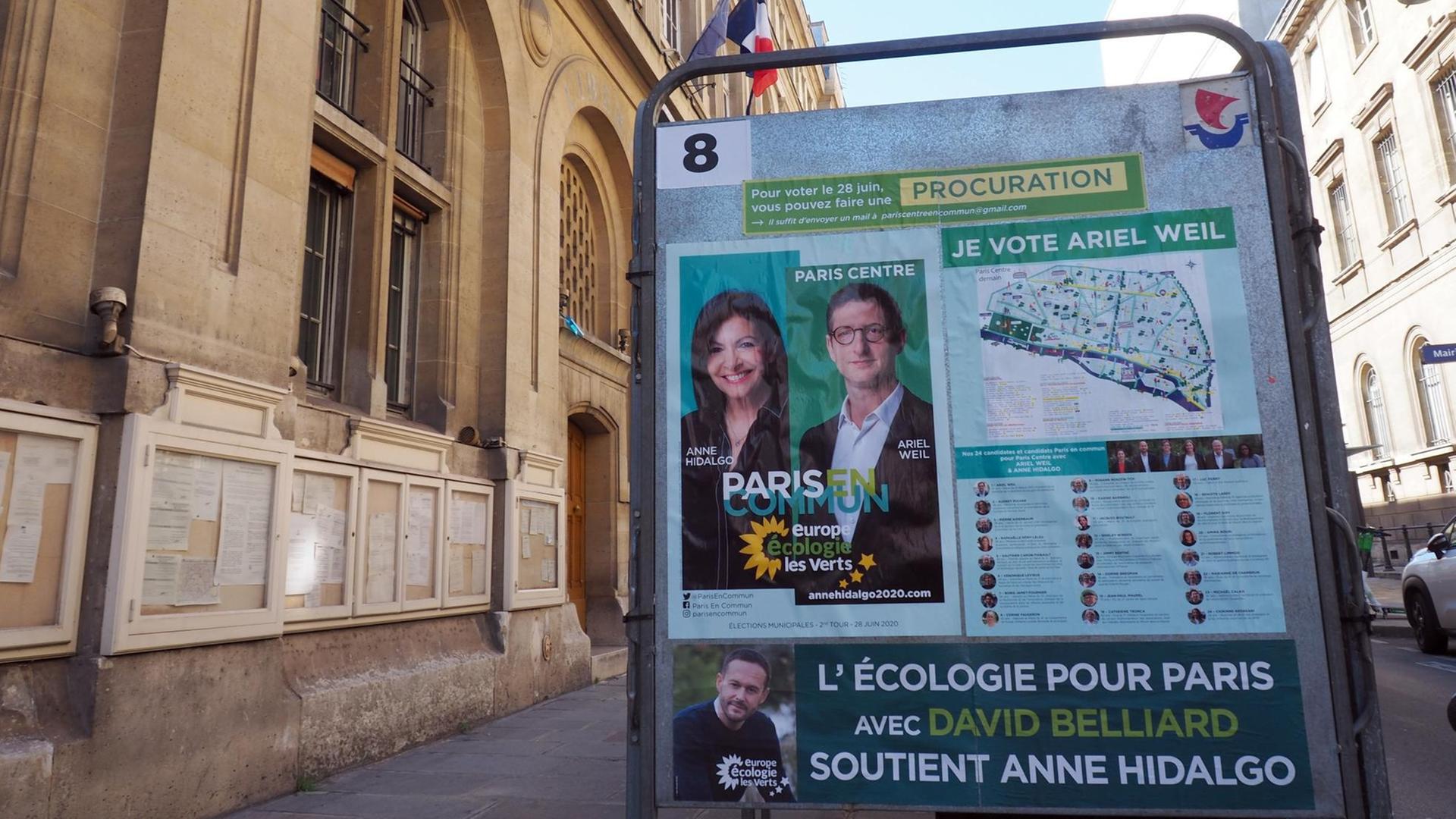 Wahlkampfplakate für die Kommunalwahl an diesem Sonntag (28.06.2020) stehen im zweiten Pariser Stadbezirk vor dem Bezirksrathaus.