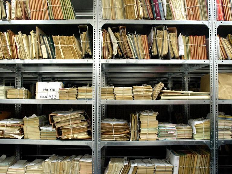 Archiv der Stasi-Unterlagenbehörde: Blick auf ein Regal voller Akten.