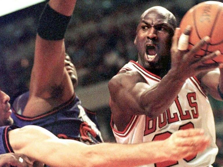 Chicago-Bulls-Star Michael Jordan (r) fängt den Ball unter dem Korb der Toronto Raptors.