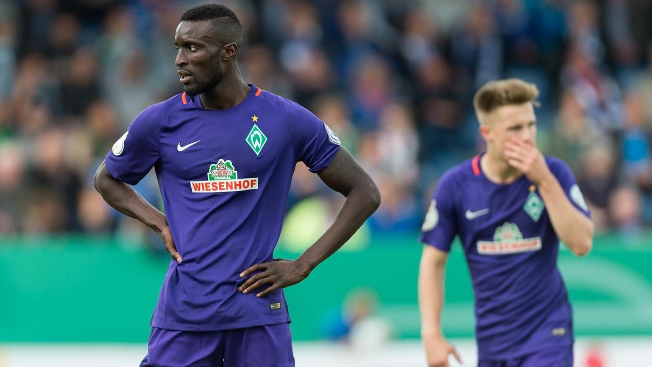 Die Spieler von Bremen sind enttäuscht. 