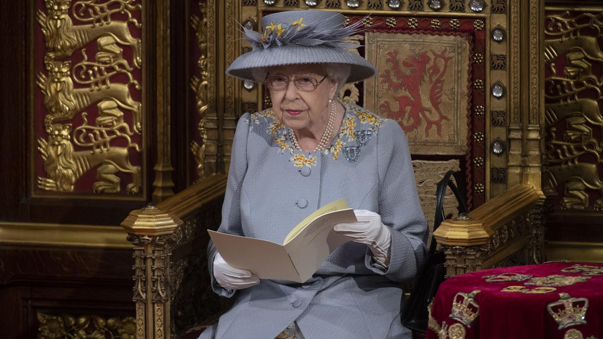 Die britische Königin Elizabeth II. hält eine Rede vom Thron im House of Lords im Palace of Westminster. Die britische Königin Elizabeth II. hält eine Rede vom Thron im House of Lords im Palace of Westminster.