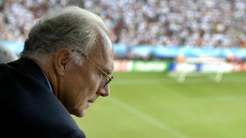 Franz Beckenbauer, Präsident des Organisationskomitees der Fußball-WM, während des Eröffnungsspiels in München am 09.06.2006. Im Hintergrund ist das Spielfeld zu sehen, am linken Bildrand erkennt man Franz Beckenbauer im Profil.