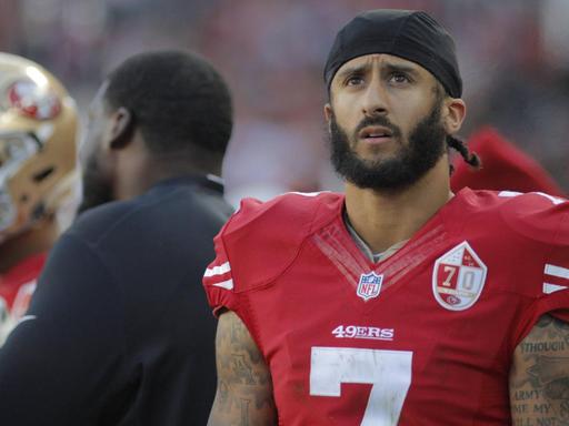 Der Quarterback der San Francisco 49ers, Colin Kaepernick, kniete während der Nationalhymne.