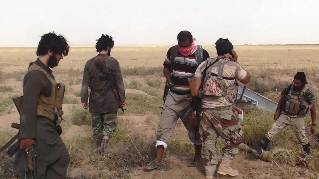 Das Foto stammt von der Gruppe Albaraka News, die den Dschihadisten nahe steht. Es zeigt mutmaßliche Kämpfer des IS, die nahe der Grenze zwischen Syrien und dem Irak Stellung beziehen.