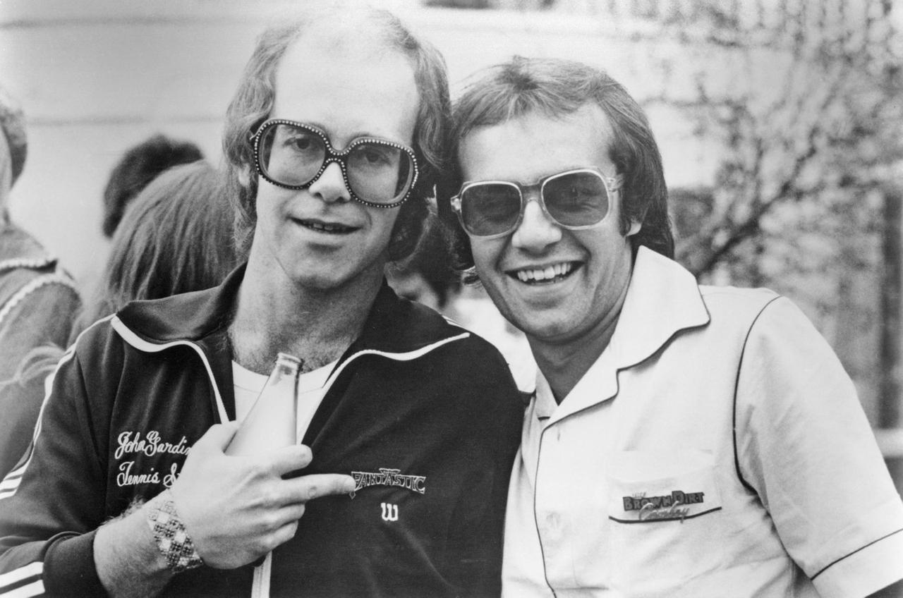 Schwarzweiße Fotografie von Bernie Taupin und Elton John aus den Siebziger Jahren.