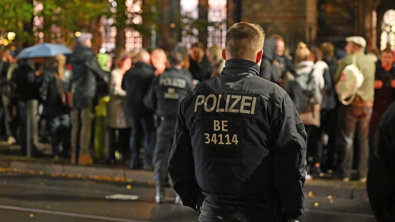 Mahnwache der neuen Synagoge in Berlin. Im Vordergrund ein Polizist.