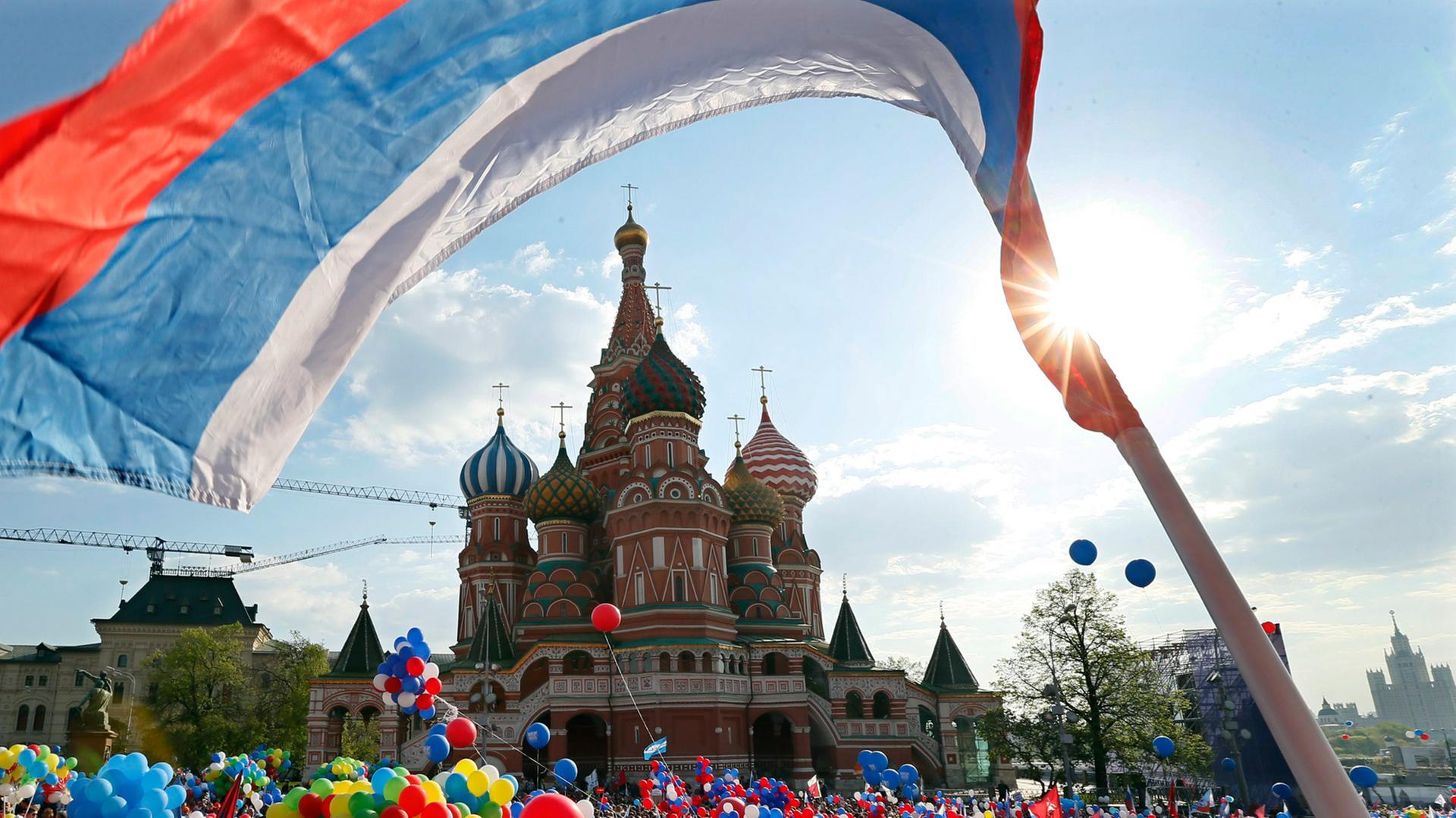Zum ersten Mal seit 1991: 100.000 Menschen am 1. Mai auf dem Roten Platz in Moskau Zum ersten Mal seit 1991: 100.000 Menschen am 1. Mai auf dem Roten Platz in Moskau