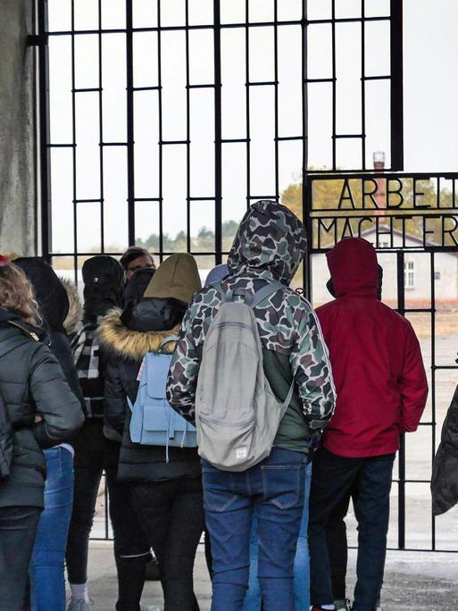 "Arbeit macht frei" – eine Schülergruppe vor dem Tor in der Mahn- und Gedenkstätte Sachsenhausen auf dem Gelände des ehemaligen Konzentrationslagers