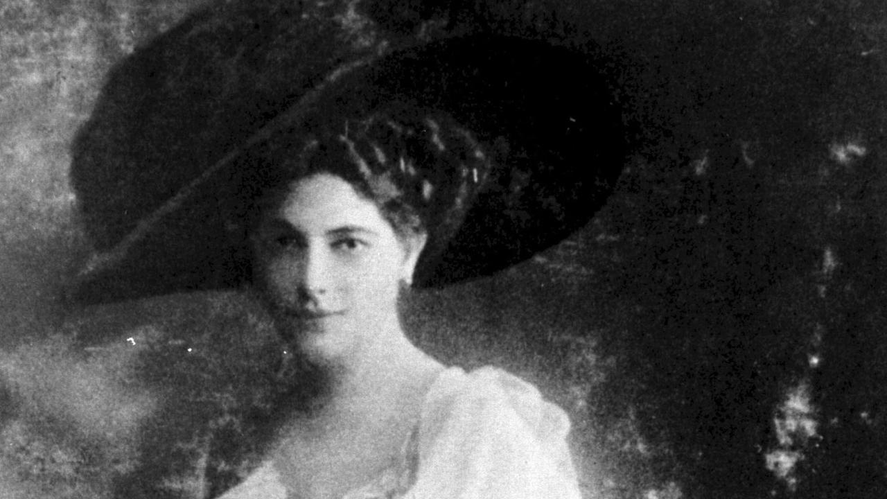 Die als Spionin hingerichtete Tänzerin Mata Hari (1876-1917, undatierte Aufnahme) hat offenbar nie Geheimnisse an die Deutschen verraten. Das geht aus zeitgenössischen Akten des britischen Geheimdienstes hervor, die am 27.1.1999 in London freigegeben wurden. Zwar ließ sich die Niederländerin mit dem bürgerlichen Namen Margaretha Geertruida Zelle während des Ersten Weltkriegs vom deutschen Konsul in Amsterdam als Spionin bezahlen. Doch nach den Erkenntnissen britischer Agenten betrachtete sie dies nur als bequeme Einkommensquelle und spielte den Deutschen keine einzige wirklich wichtige Information zu. Dennoch wurde Mata Hari 1917 in Paris zum Tode verurteilt und erschossen. |