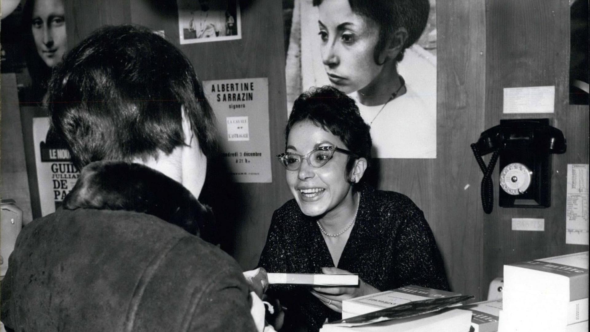 Die französische Schriftstellerin Albertine Sarrazin bei einer Signierstunde im Jahr 1965.