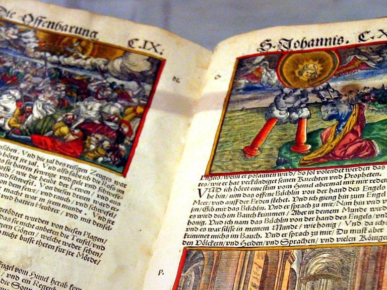 Luther-Bibel "Biblia Teutsch" von 1545 im Kloster zum Heiligen Kreuz in Rostock