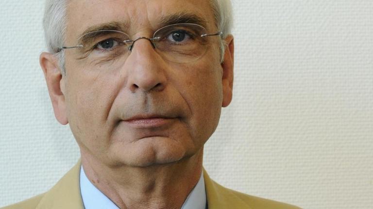 Joachim Wagner schau in die Kamera Er hat weiße Haare udn Seitenscheitel, er trägt eine Brille. Sein Hemd ist hellblau, das Sakko hell, seine Krawatte gestreift. Joachim Wagner schau in die Kamera Er hat weiße Haare udn Seitenscheitel, er trägt eine Brille. Sein Hemd ist hellblau, das Sakko hell, seine Krawatte gestreift.