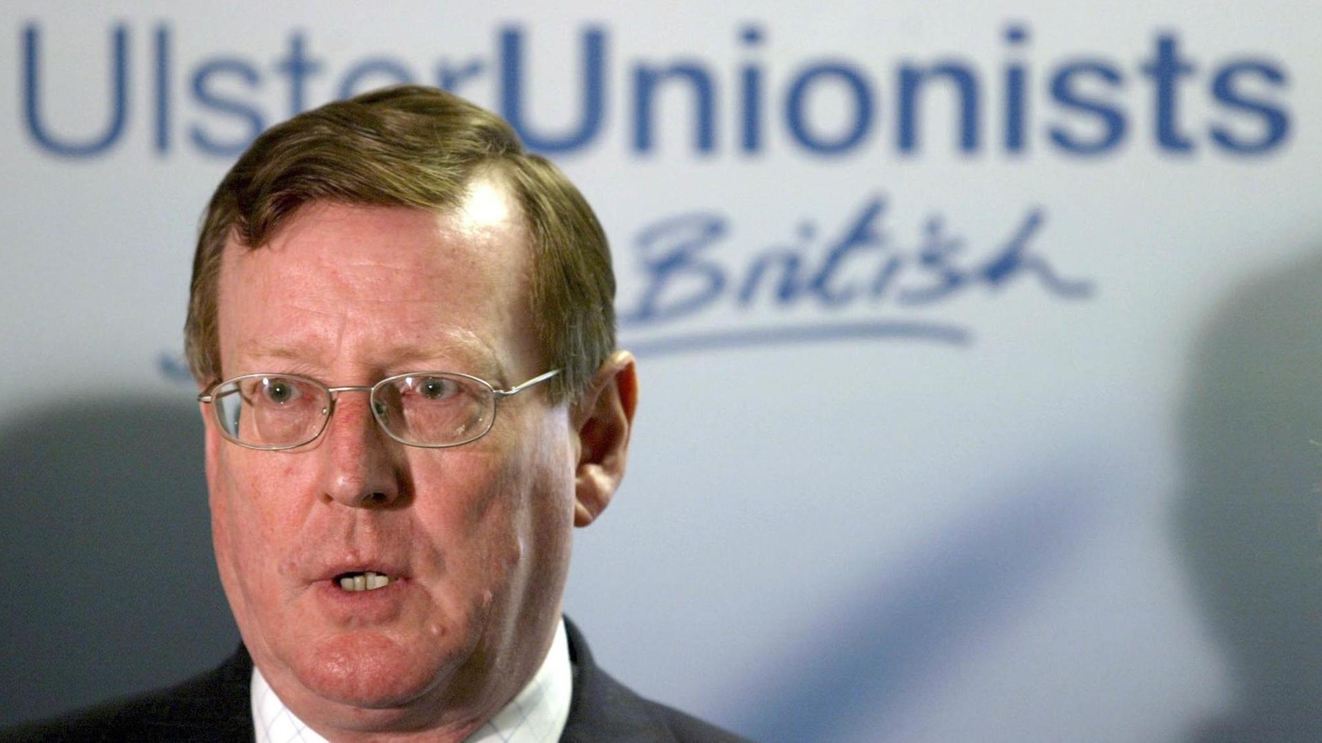 David Trimble vor einem Schriftzug der Partei "Ulster Unionists".