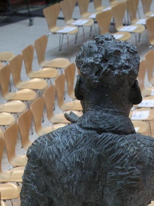 Im Willy Brandt Haus geht der Blick über die Statue von Brandt auf leere Sitzreihen.