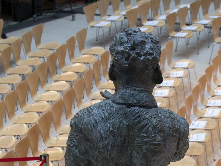 Im Willy Brandt Haus geht der Blick über die Statue von Brandt auf leere Sitzreihen.