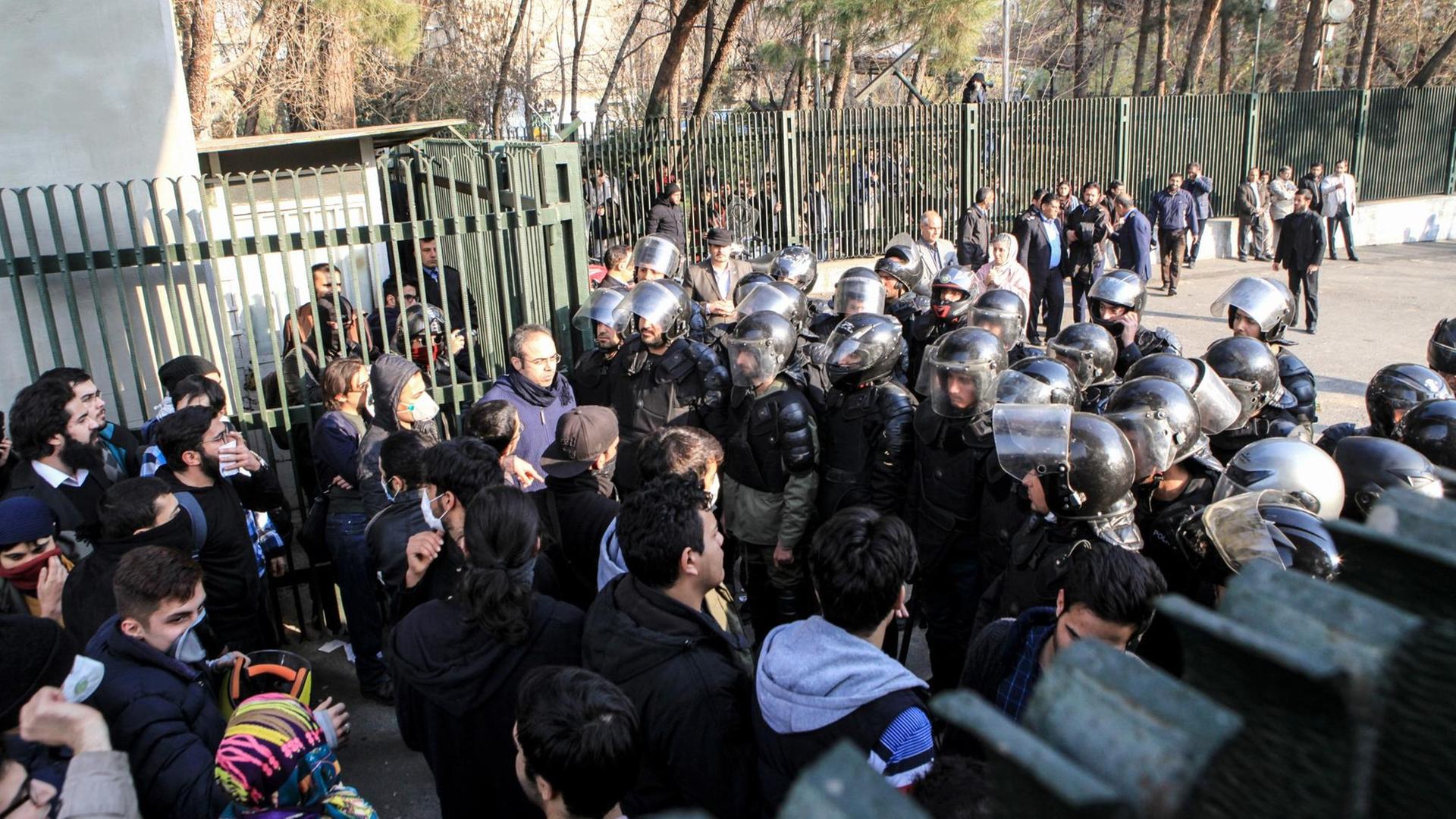 Studenten in Teheran und Polizisten geraten am 30.12.2017 aneinander.