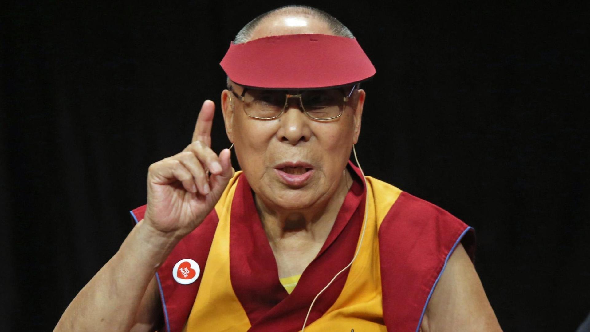 Der Dalai Lama spricht auf einer Konferenz mit Jugendlichen zum Thema "Toleranz und Europa" in Straßburg.