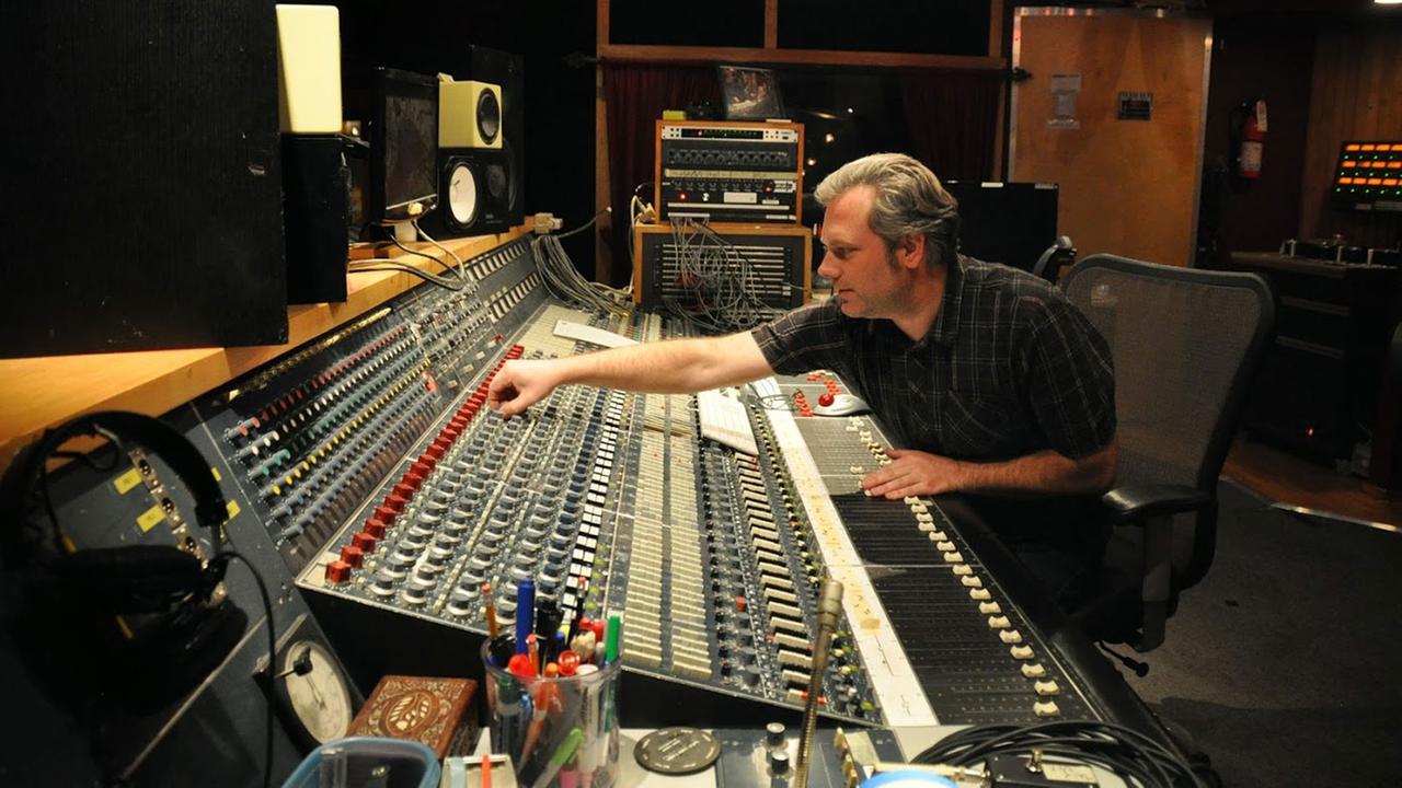 Geoff Ott im seinem "London Bridge Studio" in Seattle, wo er seit mehr als 20 jahren am riesigen Mischpult sitzt.