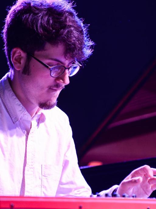 Elliot Galvin bei einem Liveauftritt auf dem Love Supreme Jazz Festival 2014.