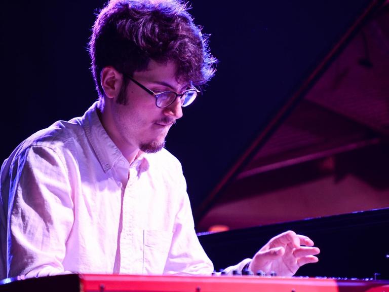 Elliot Galvin bei einem Liveauftritt auf dem Love Supreme Jazz Festival 2014.