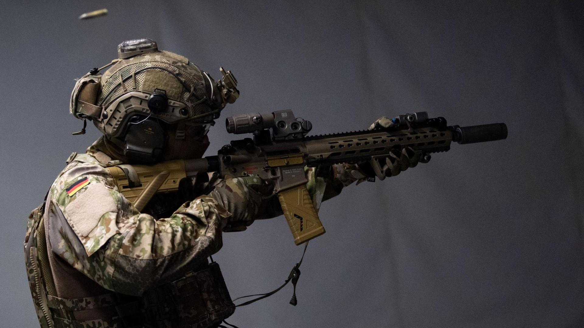 Ein Schießausbilder des Kommando Spezialkräfte (KSK) der Bundeswehr das Schießtraining mit interaktiver Zieldarstellung.