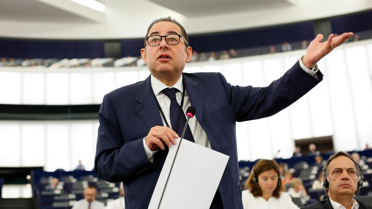 Pittella gestikuliert während einer Rede im Europäischen Parlament in Straßburg mit der linken Hand, in der Rechten hält er Blätter.